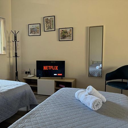 Private One Bedroom Apartment Close To Airport In Luqa Exterior foto